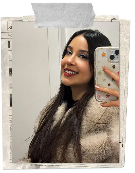 Clara Soares em uma colagem com papel e fita adesiva sobre fundo holográfico.
